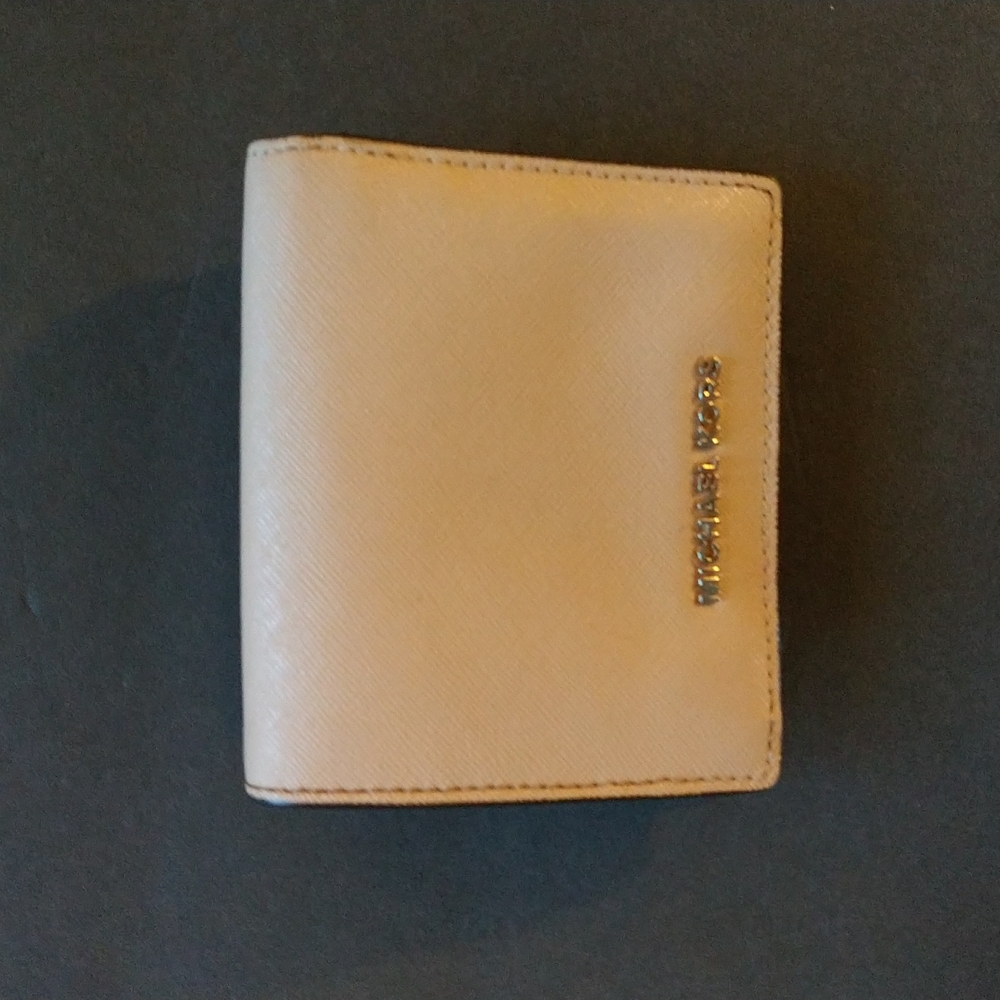 VGUC. Michael kors bi-fold wallet.